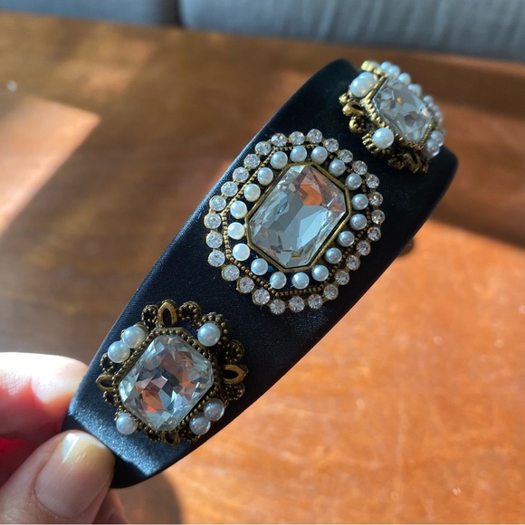 🩷 Black Headband with Gold and Crystal Embellishments - Picture 9 of 9